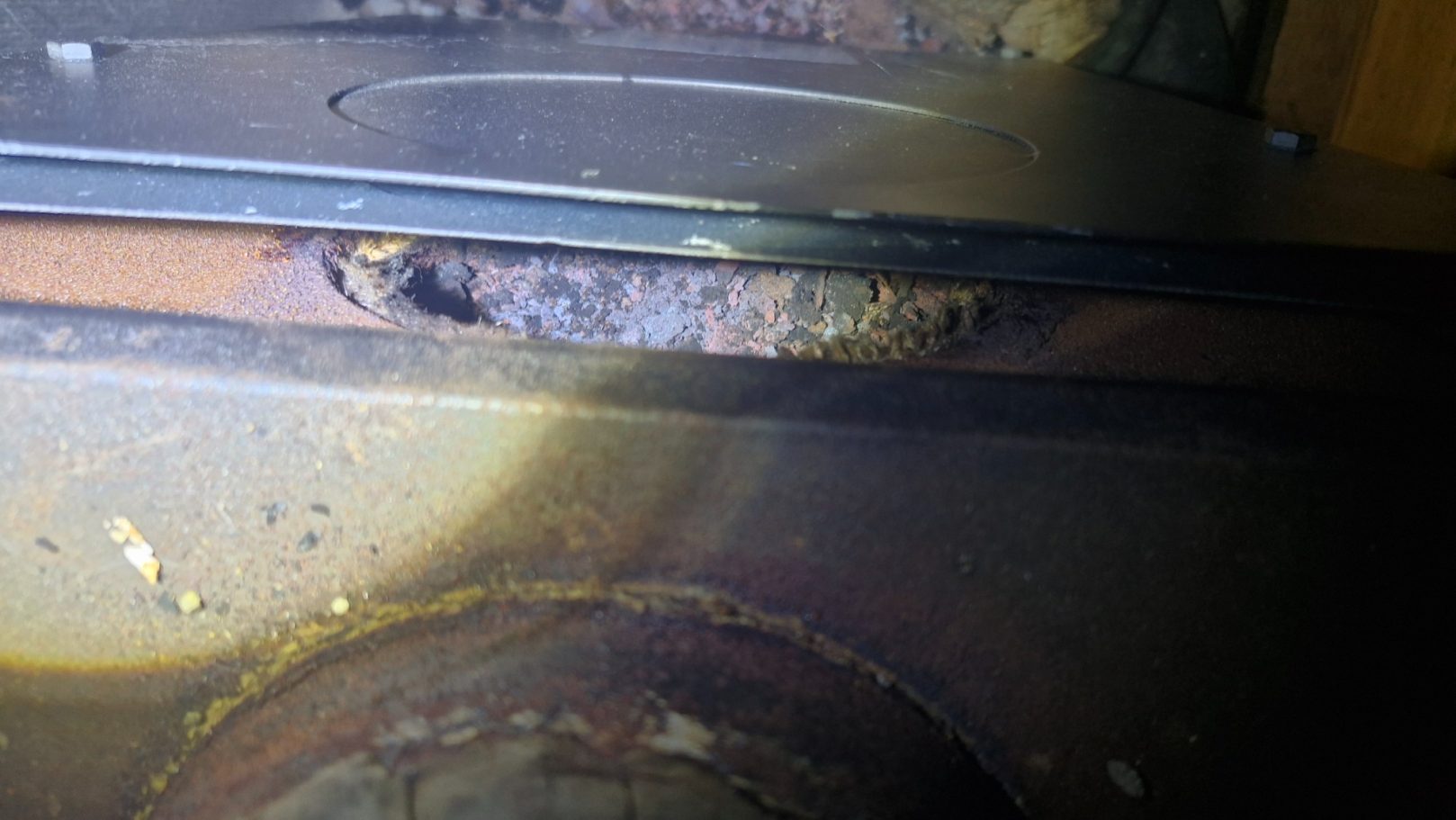 Back plate missing of the stove! DANGEROUS Back plate missing of the stove! DANGEROUS